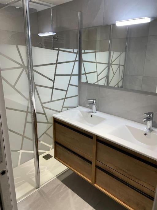 Appartement Atypique Et Fraichement Renove Saint-Vallier  Exteriör bild